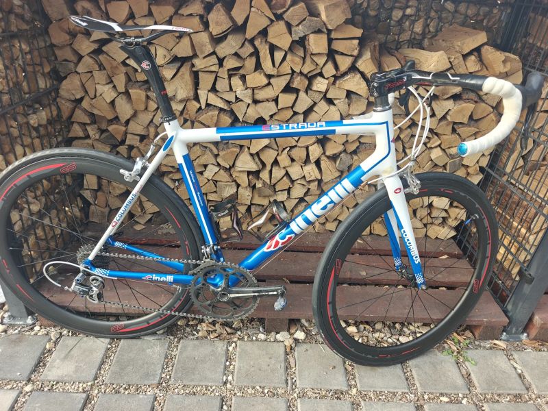 Italská legenda CINELLI ESTRADA – Full Karbon, Campagnolo Chorus & Bombshell