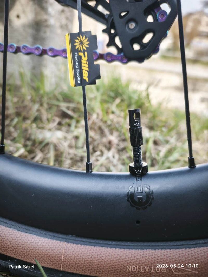 Karbonový gravel – elektronické řazení, karbon kola, 8,4 kg