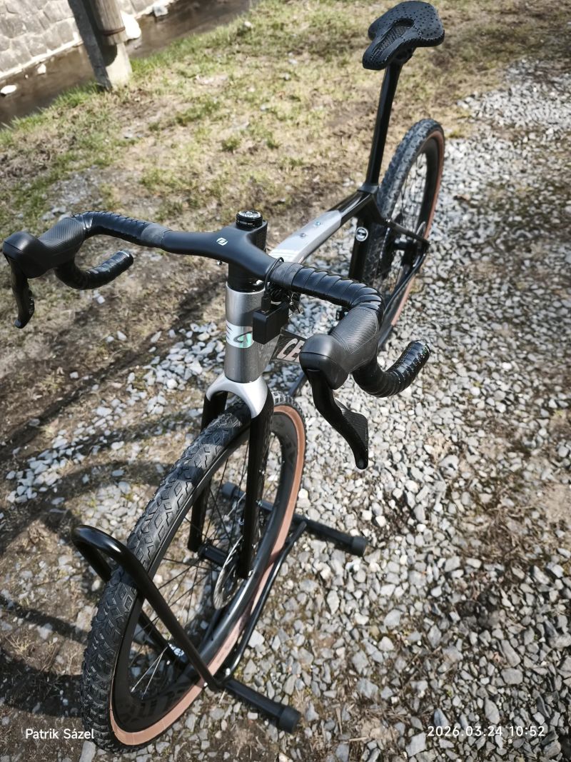 Karbonový gravel – elektronické řazení, karbon kola, 8,4 kg