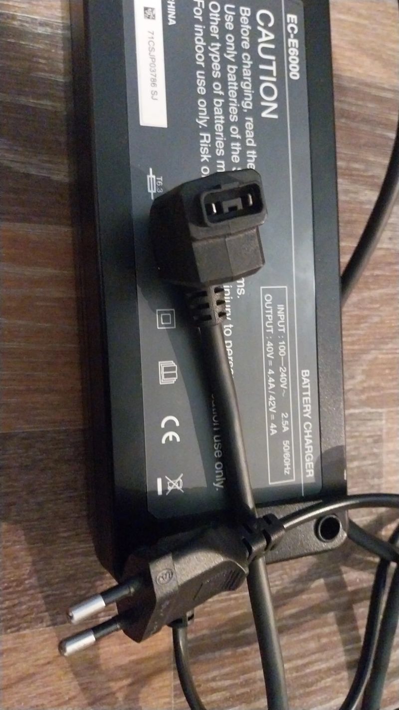 Nabíječka Shimano ec-e6000 4A