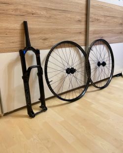 Rock Shox Lyrik Base 150 + kola Race Face