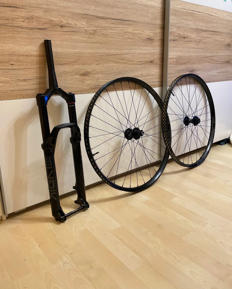 Rock Shox Lyrik Base 150 + kola Race Face