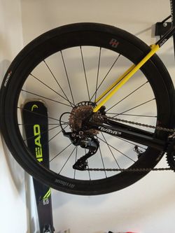 Zapletená karbonová kola.