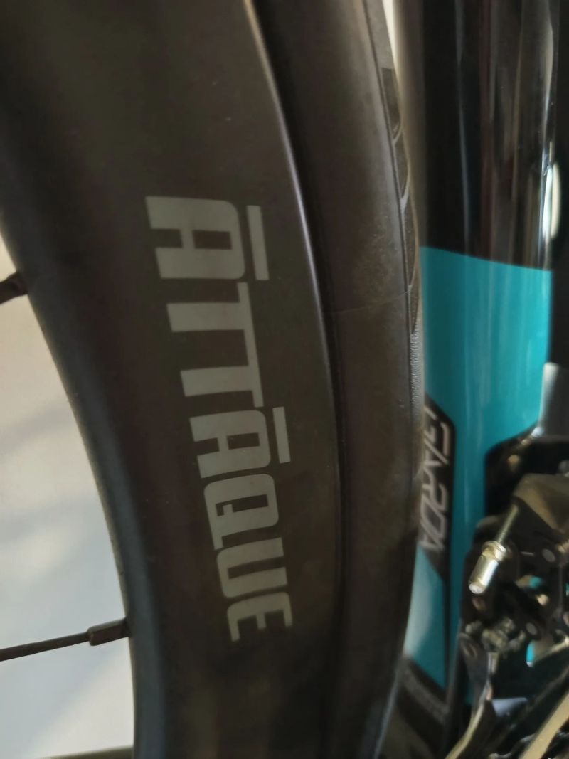 Zapletená karbonová kola ATTAGUE