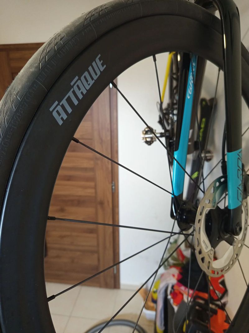 Zapletená karbonová kola ATTAGUE