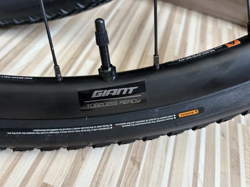 Nová Gravel kola Giant SX2 sundaná z Giant Revolt 1 2025