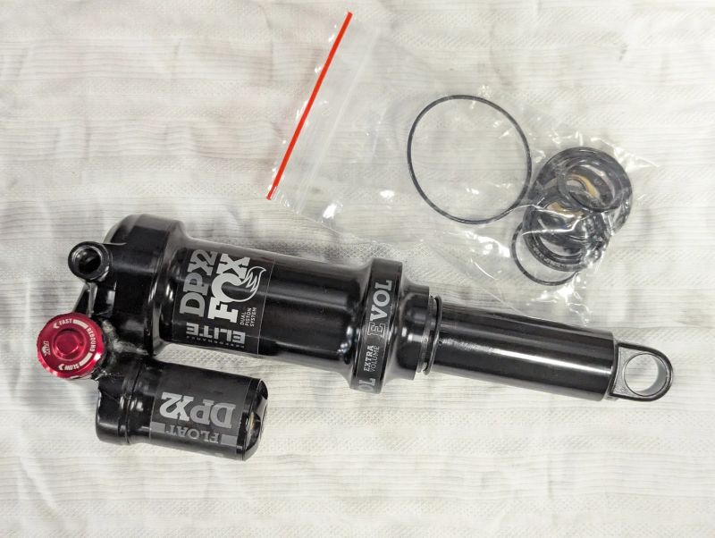 zrepasovaný Fox DPX2 205 x 57.5-65 mm