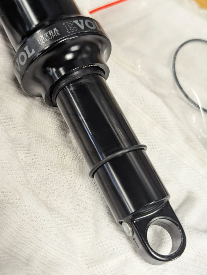 zrepasovaný Fox DPX2 205 x 57.5-65 mm