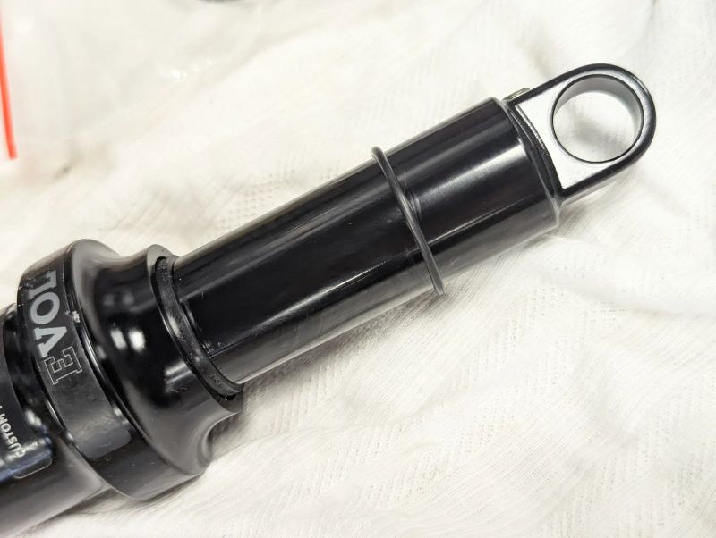 zrepasovaný Fox DPX2 205 x 57.5-65 mm