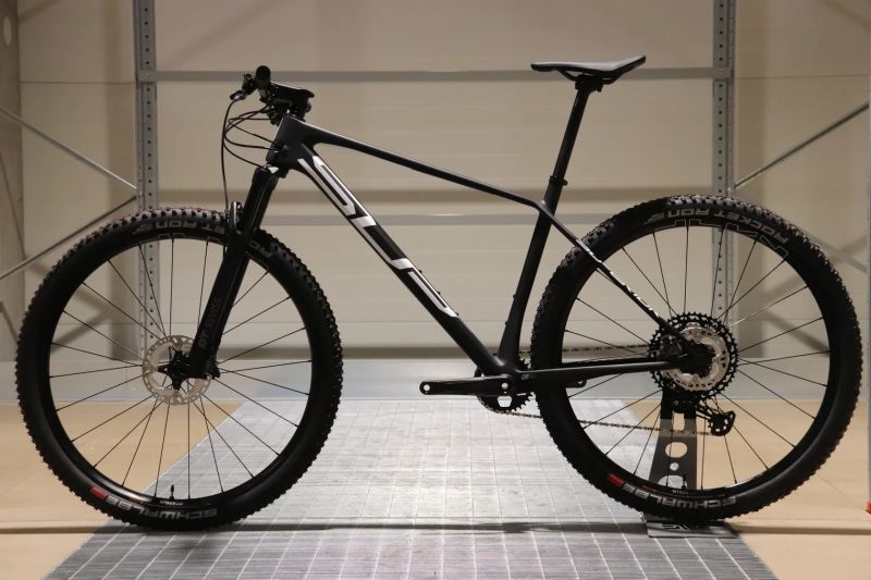 Superior XP CRB 19“ – Nové XC Carbon (10,4 kg)