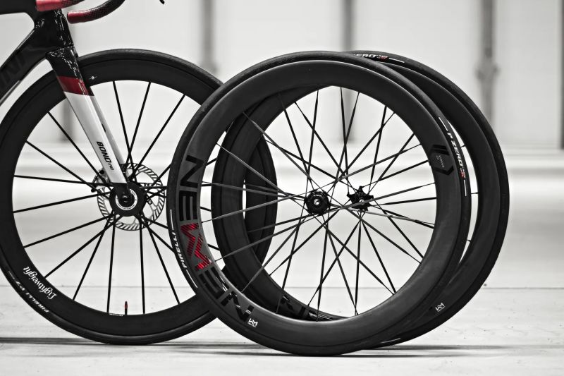 Cipollini Bond Evo, Sram Red AXS, Powermeter, Lightweight Meilenstein / Newman Vonoa