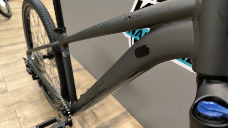 Cube Aim 27 1x11 šedá S 2026