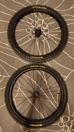 Nově zapletené kola 27.5 (ráfky WTB+Shimano XT 12s+Muc-Off ventilky+pláště Continental Kryptotal