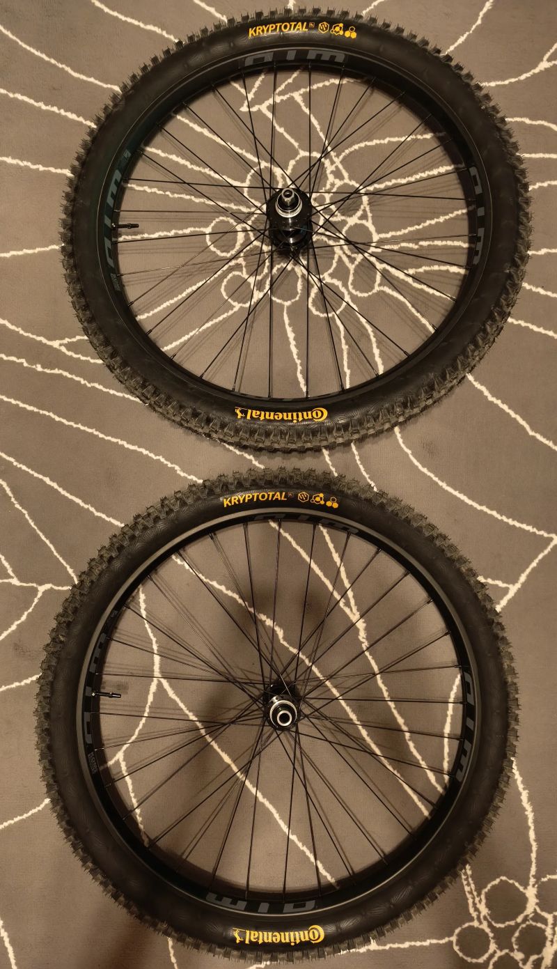 Nově zapletené kola 27.5 (ráfky WTB+Shimano XT 12s+Muc-Off ventilky+pláště Continental Kryptotal
