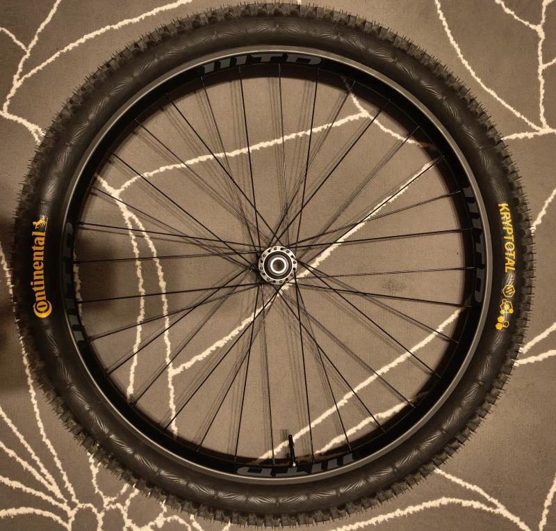 Nově zapletené kola 27.5 (ráfky WTB+Shimano XT 12s+Muc-Off ventilky+pláště Continental Kryptotal