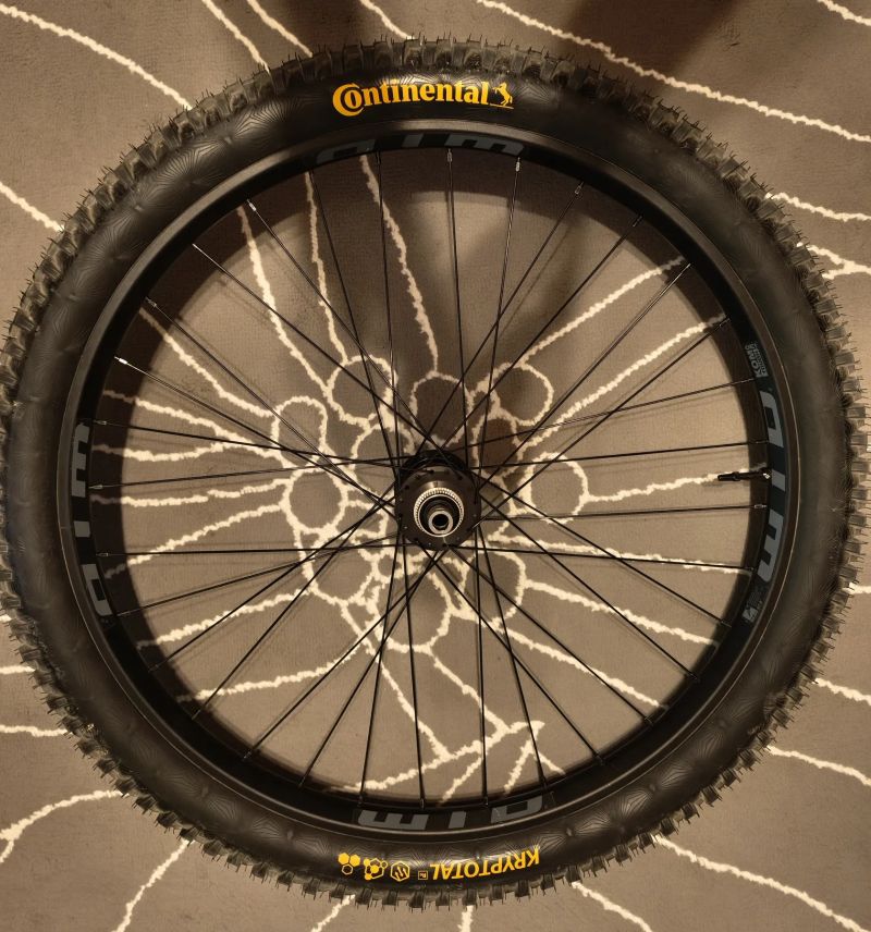 Nově zapletené kola 27.5 (ráfky WTB+Shimano XT 12s+Muc-Off ventilky+pláště Continental Kryptotal