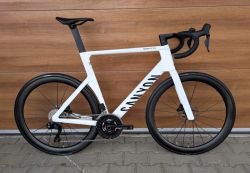 Canyon AEROAD CF SLX Di2, watmetr, karbon dráty