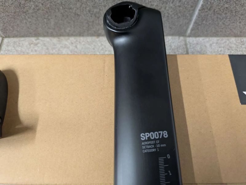 Canyon AEROAD CF SLX Di2, watmetr, karbon ráfky, karbon dráty