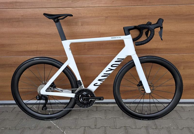 Canyon AEROAD CF SLX Di2, watmetr, karbon ráfky, karbon dráty