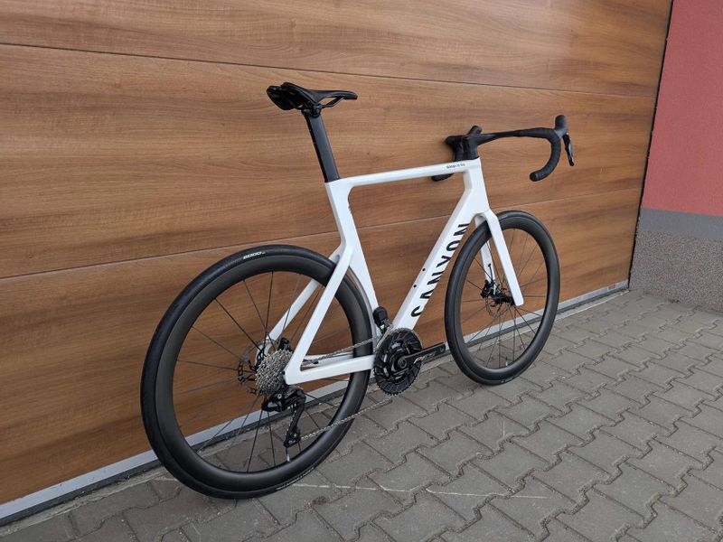 Canyon AEROAD CF SLX Di2, watmetr, karbon ráfky, karbon dráty