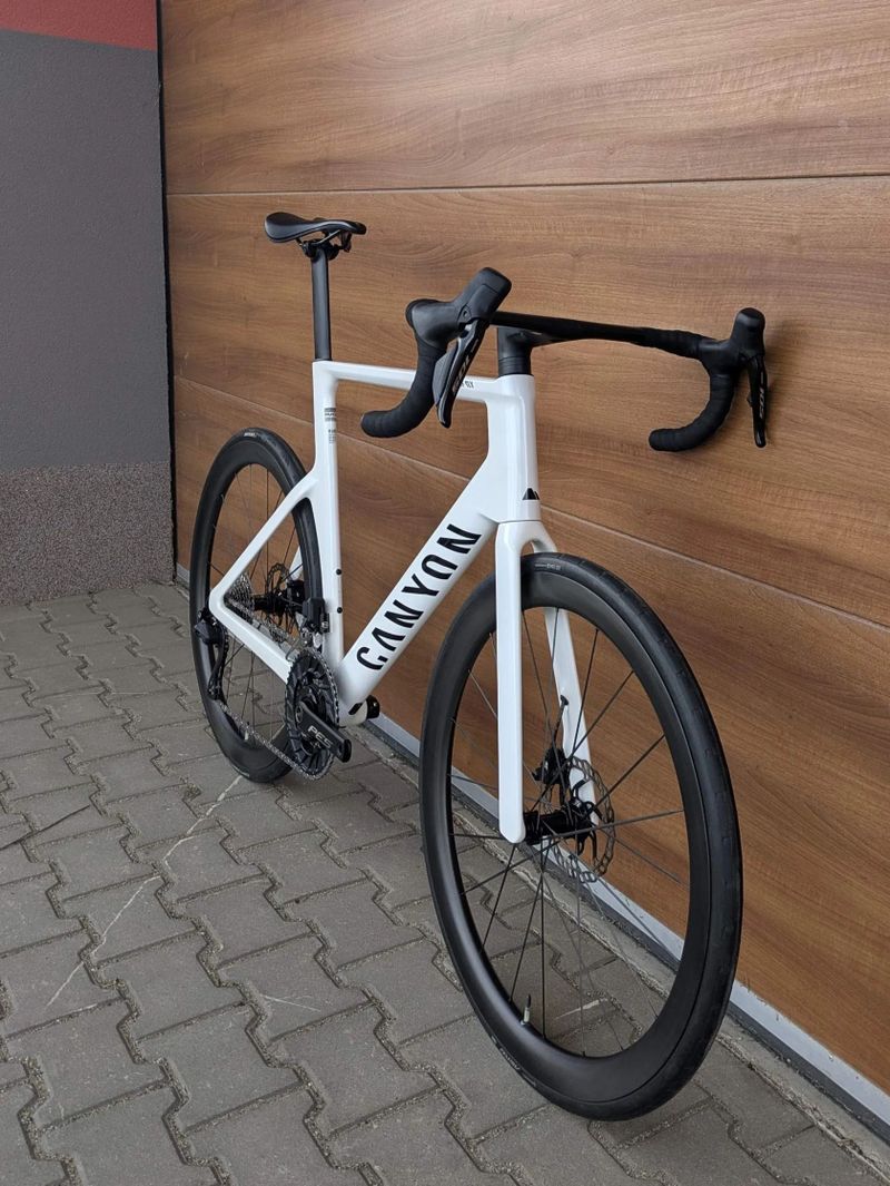 Canyon AEROAD CF SLX Di2, watmetr, karbon ráfky, karbon dráty