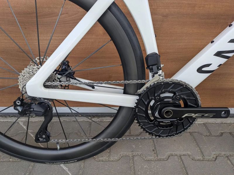 Canyon AEROAD CF SLX Di2, watmetr, karbon ráfky, karbon dráty