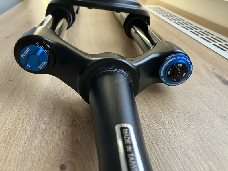 Vidlice FOX 34 Performance Elite Grip2 140mm 29" offset44mm osa15x110 