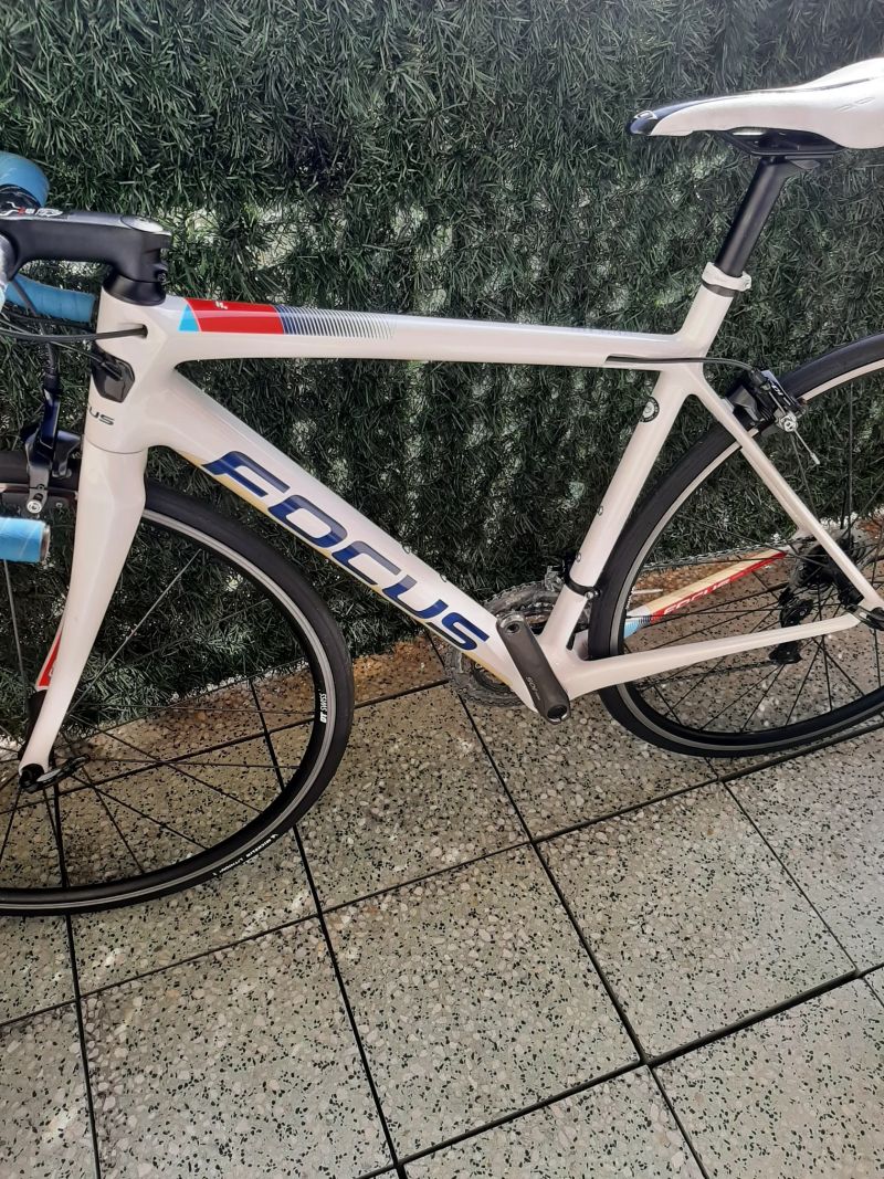 Karbonové silniční kolo Focus Izalco Race 9.7 2020