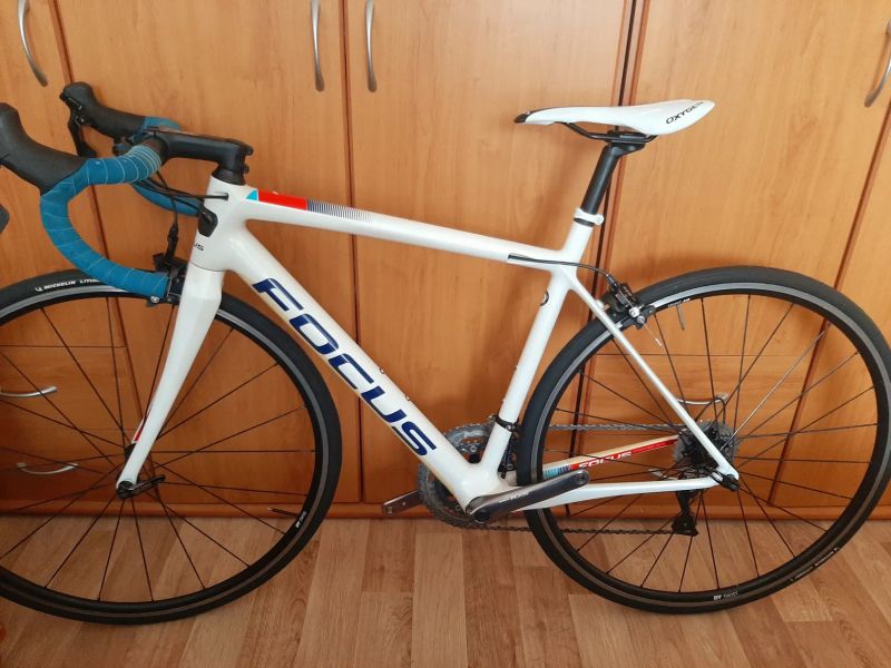 Karbonové silniční kolo Focus Izalco Race 9.7 2020