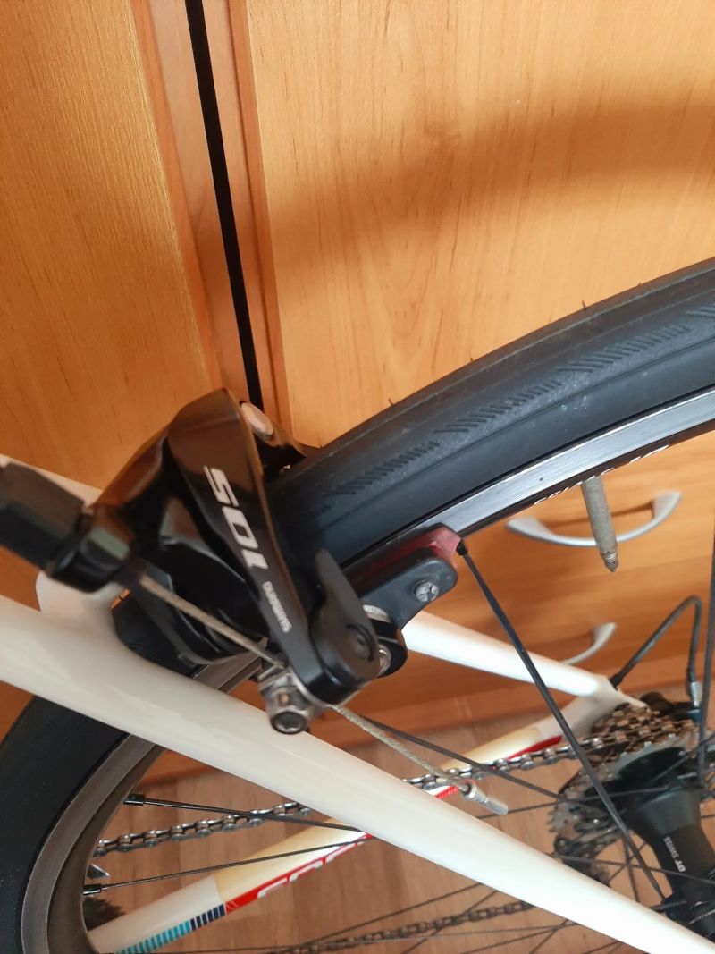 Karbonové silniční kolo Focus Izalco Race 9.7 2020