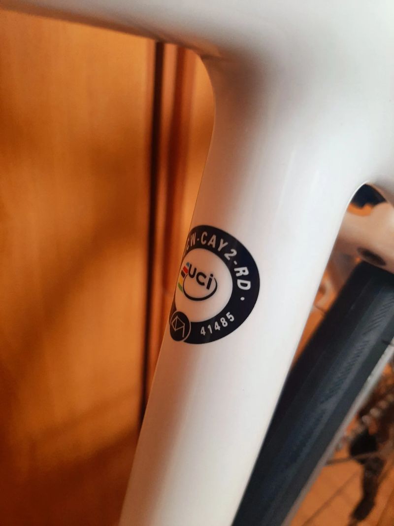 Karbonové silniční kolo Focus Izalco Race 9.7 2020