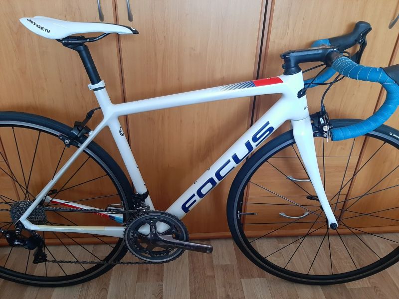 Karbonové silniční kolo Focus Izalco Race 9.7 2020