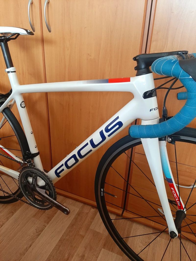 Karbonové silniční kolo Focus Izalco Race 9.7 2020