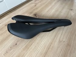 Sedlo Giant Approach 145 mm