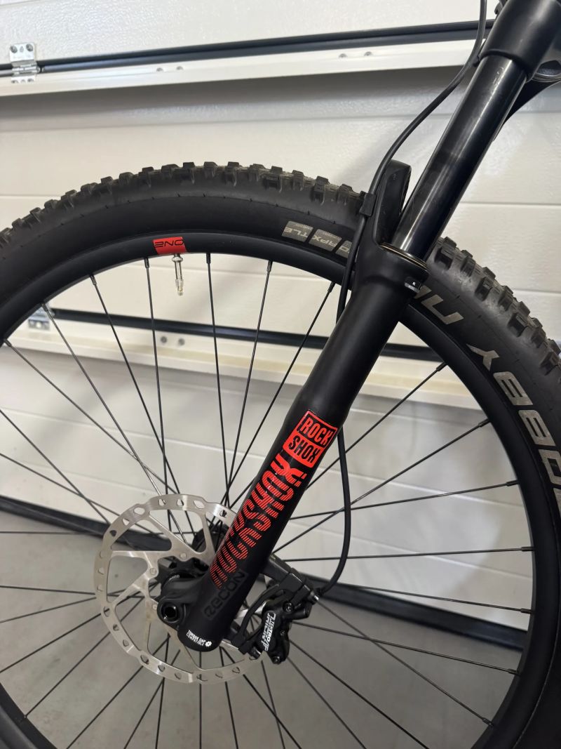 Superior eXF 919 (2020) – celoodpružené elektrokolo, Shimano E8000, 2967 km