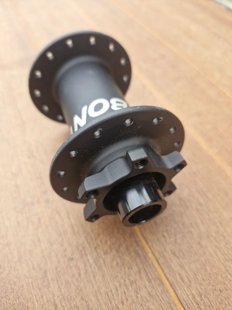 Přední náboj Bontrager Boost 110×15 mm, 6děr, 28 děr