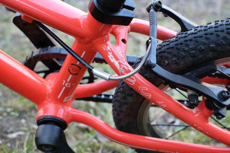 Beany Zero 16 červené – nejlehčí dětské kolo (5,1 kg) 