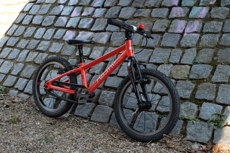 Beany Zero 16 červené – nejlehčí dětské kolo (5,1 kg) 