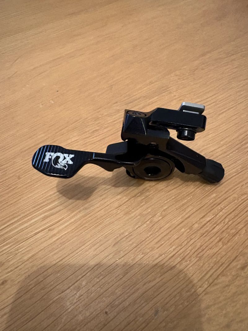 Nová teleskopická sedlovka Fox Transfer, Kashima Coating včetně Fox páčky