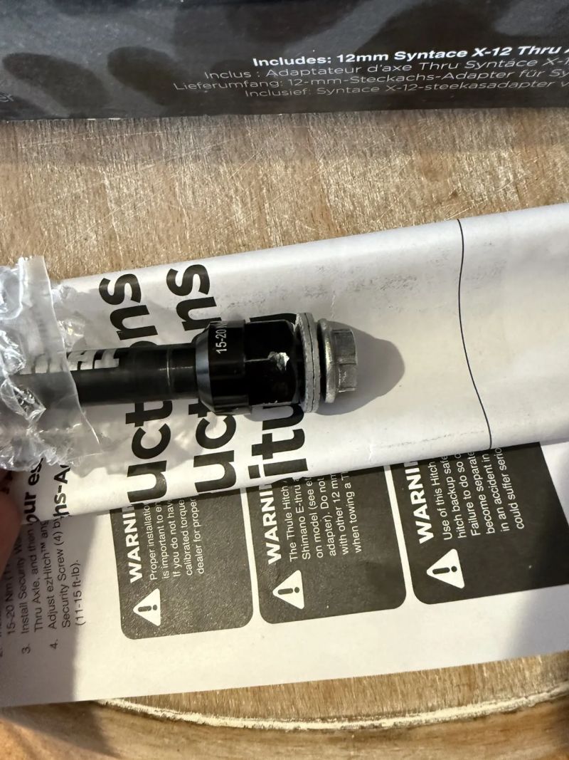 Pevná osa Syntace X-12 a držák/hák vozíku Thule Chartiot