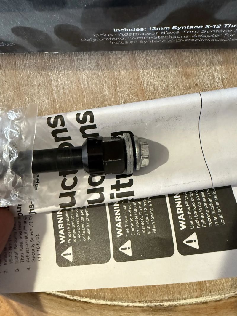 Pevná osa Syntace X-12 a držák/hák vozíku Thule Chartiot