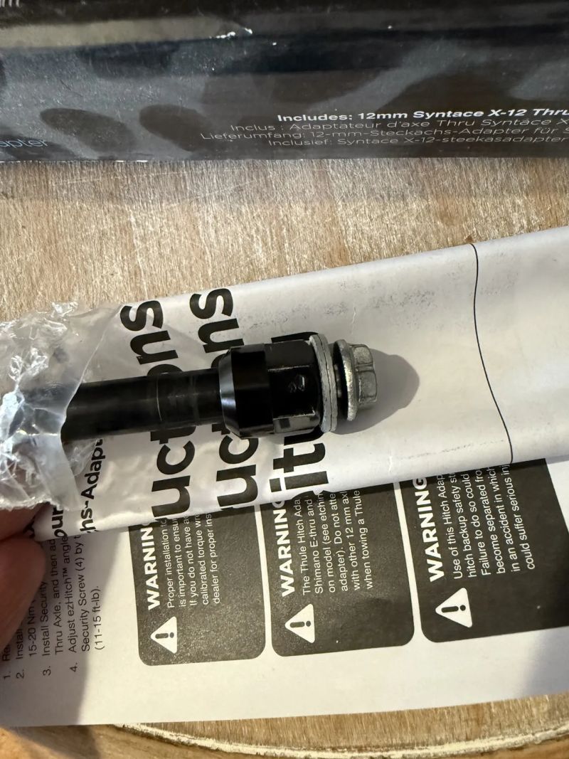 Pevná osa Syntace X-12 a držák/hák vozíku Thule Chartiot