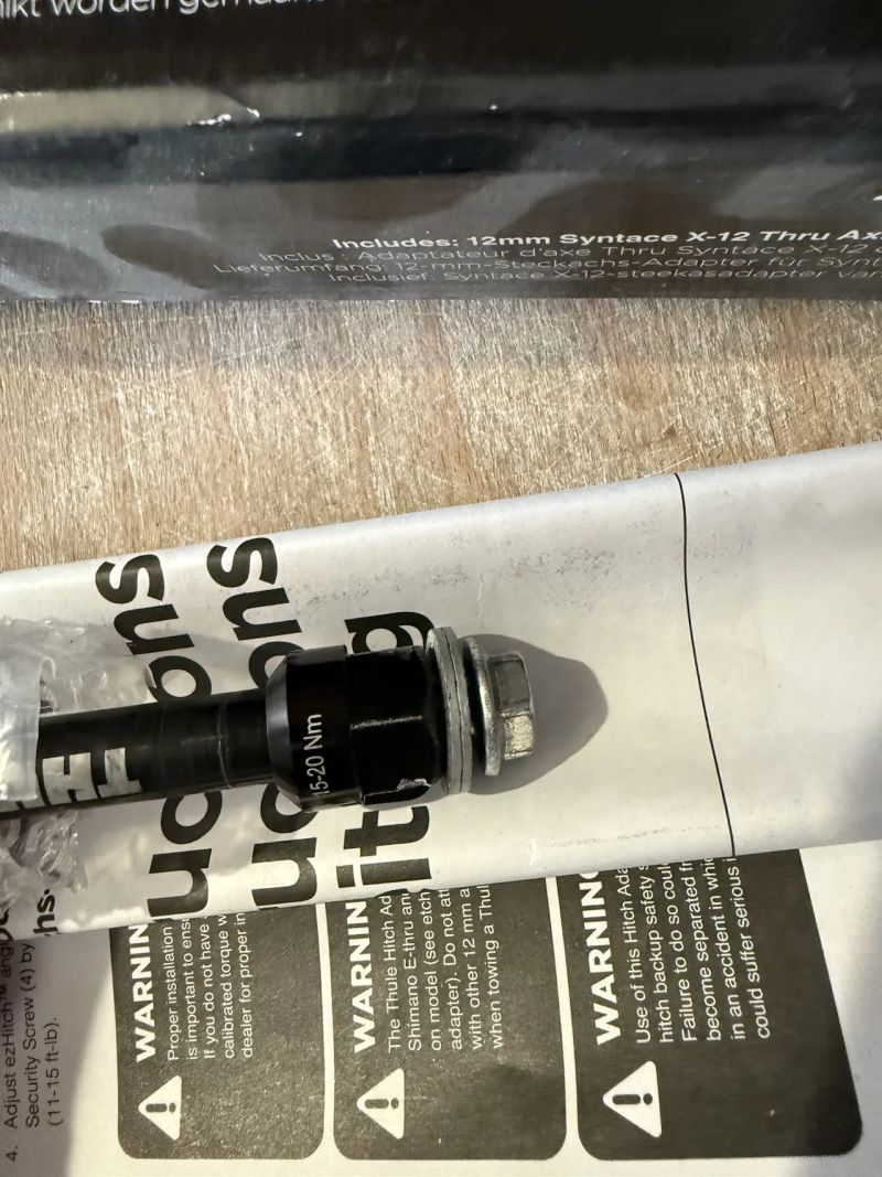 Pevná osa Syntace X-12 a držák/hák vozíku Thule Chartiot