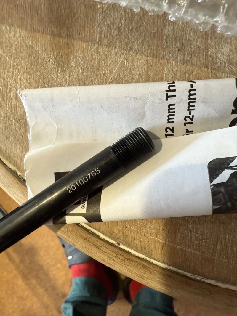 Pevná osa Syntace X-12 a držák/hák vozíku Thule Chartiot