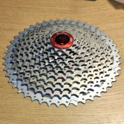 SunRace CSMX8 EAZR 11s kazeta 11–46T HG (metallic silver) – zánovní 300 km + krabička