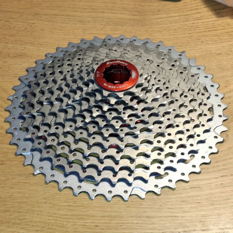 SunRace CSMX8 EAZR 11s kazeta 11–46T HG (metallic silver) – zánovní 300 km + krabička