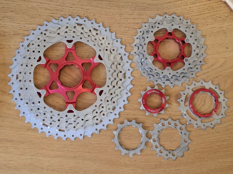 SunRace CSMX8 EAZR 11s kazeta 11–46T HG (metallic silver) – zánovní 300 km + krabička