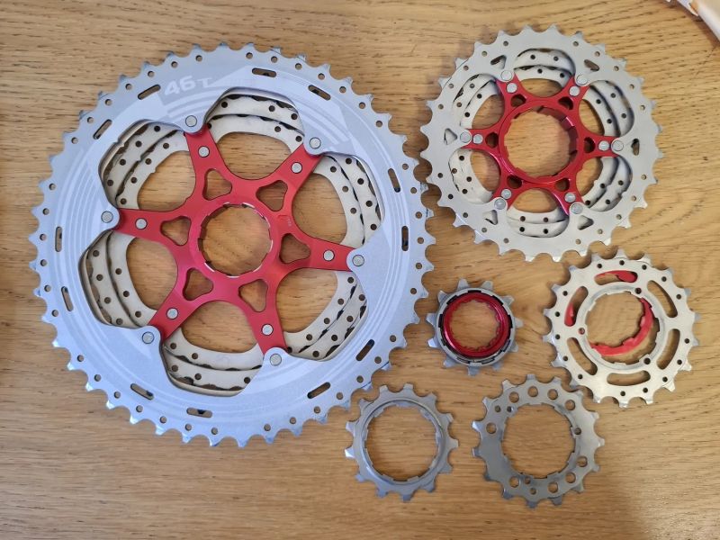 SunRace CSMX8 EAZR 11s kazeta 11–46T HG (metallic silver) – zánovní 300 km + krabička