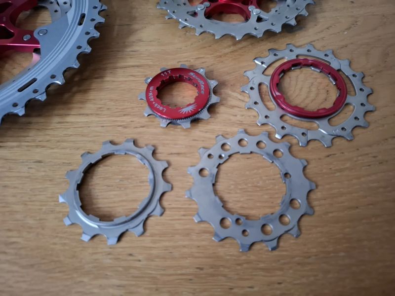 SunRace CSMX8 EAZR 11s kazeta 11–46T HG (metallic silver) – zánovní 300 km + krabička