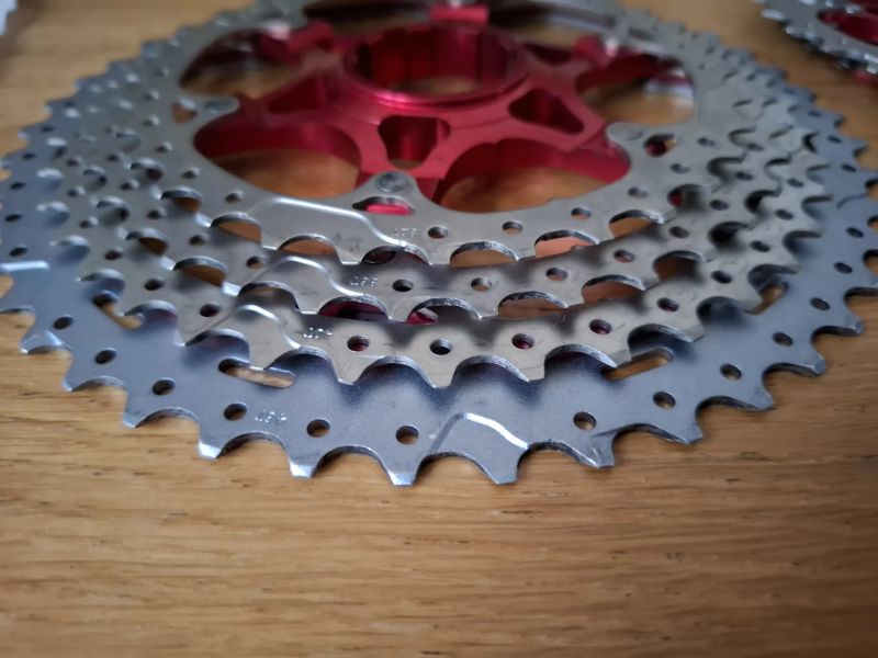 SunRace CSMX8 EAZR 11s kazeta 11–46T HG (metallic silver) – zánovní 300 km + krabička